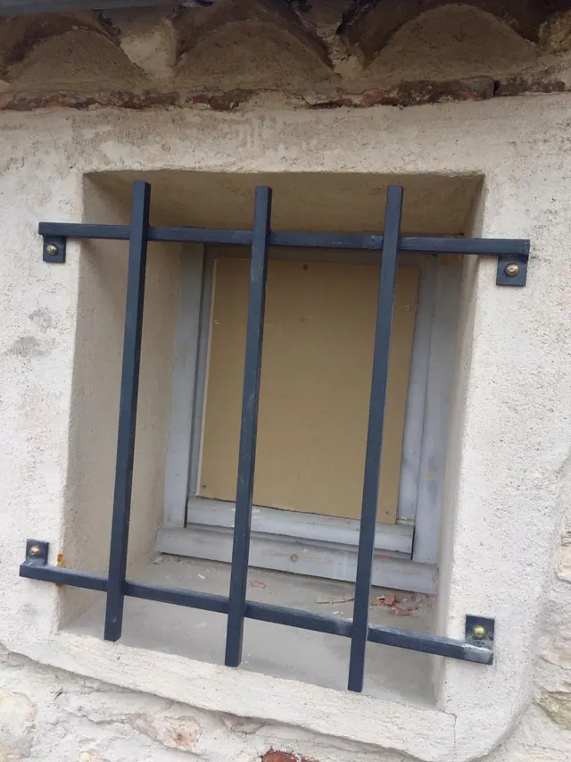 Grille de défense posée sur une fenêtre