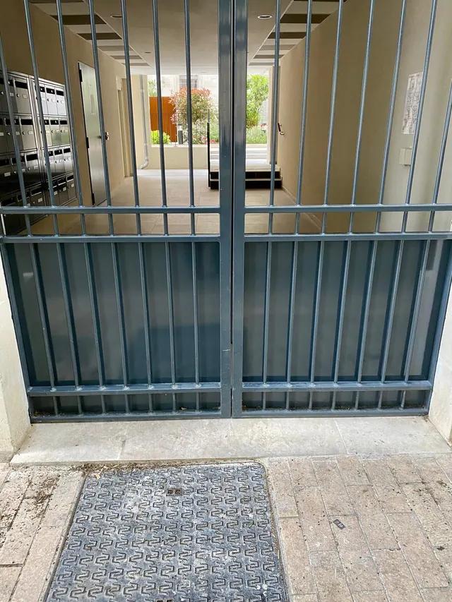 Portail d’entrée d’immeuble à barreaux